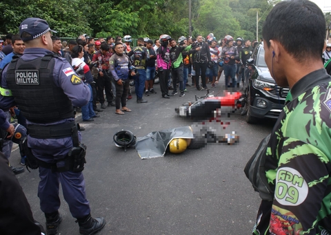 Motociclista de app morre ao ter cabeça esmagada por micro-ônibus em Manaus