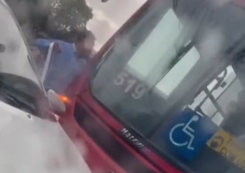 Acidente entre carro e ônibus termina em confusão em Manaus, veja vídeo 