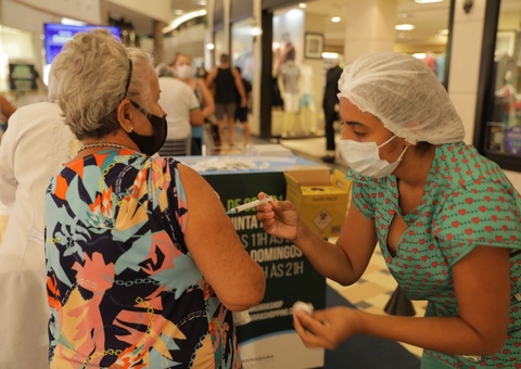 Vacinação contra Covid-19 é retomada em shoppings de Manaus