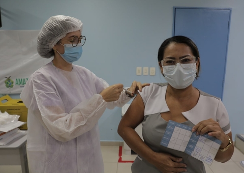 Profissionais de saúde são vacinados contra Covid-19 em hospitais de Manaus
