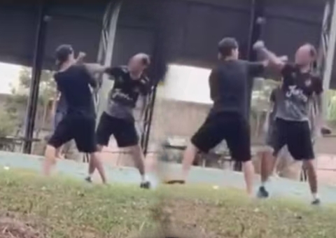 Vídeo: Professor troca socos com aluno que chutou bola para telhado de quadra