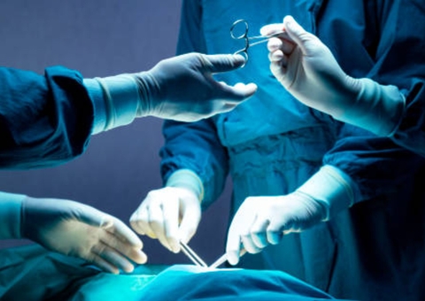 Homem passa por cirurgia após enfiar 5 celulares no ânus