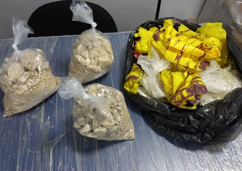 Roupas falsificadas e quase 30kg de drogas são apreendidos em barco no Amazonas