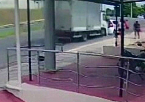 Vídeo mostra acidente violento entre caminhão e carro de app em Manaus