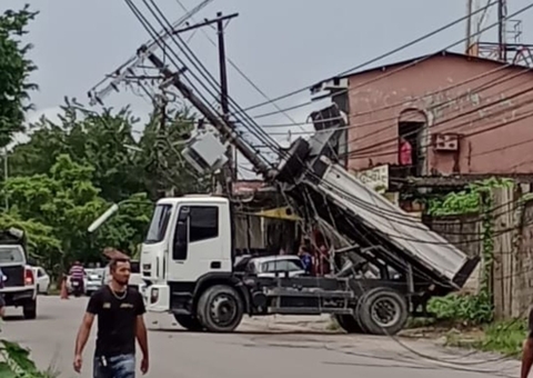 Moradores ficam sem energia após caçamba derrubar postes em avenida de Manaus