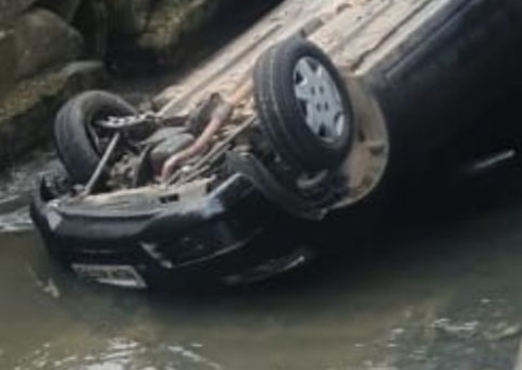 Carro vai parar dentro de igarapé durante acidente em avenida de Manaus