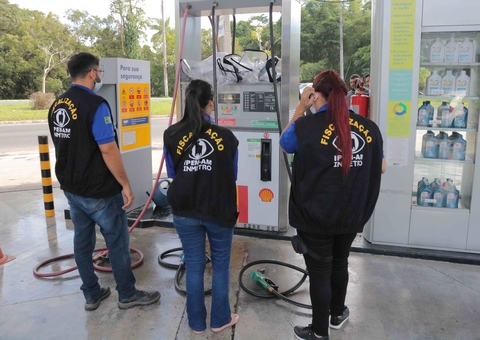 Fiscalização que apura fraudes na venda de combustíveis interdita postos em Manaus