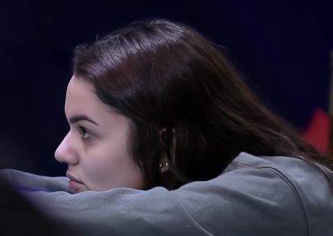 Sem saber do acidente, Eslô sente saudades de Rodrigo e veste casaco deixado pelo brother