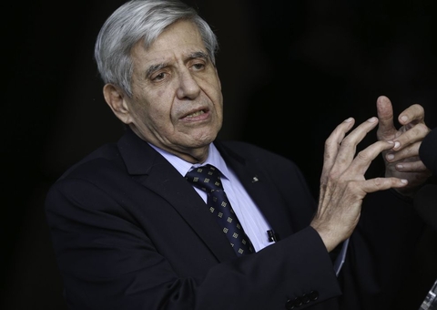 Aos 73 anos, General Heleno é vacinado contra Covid-19