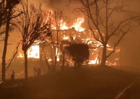 Ventos fortes impulsionam incêndio que já matou 13 pessoas em Los Angeles