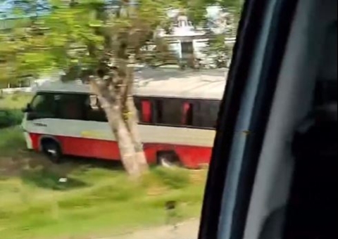 Desgovernado, micro-ônibus invade terreno durante acidente em Manaus