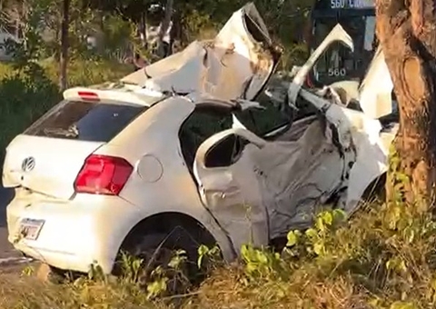 Vídeos mostram carro destruído ao colidir com árvore no Nova Cidade; motorista morreu