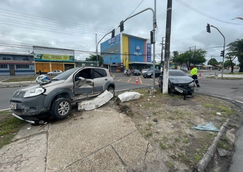 Motorista fica ferido durante acidente entre carros na Cidade Nova