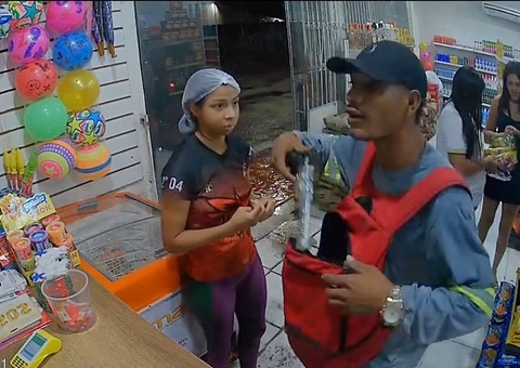 Vídeo: Criminoso aterroriza vítimas com arma durante assalto no Francisca Mendes