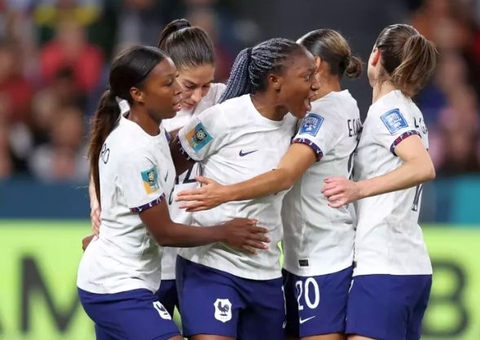 França supera susto, goleia Panamá e avança em primeiro