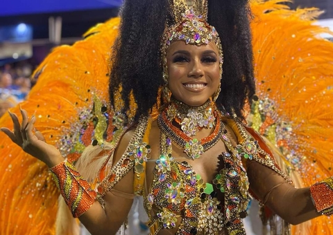 Fantasia rasga e princesa da Tuiuti samba com genitália á mostra