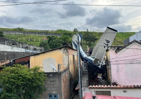 Piloto morre e filha está em estado grave após aeronave cair sobre casas
