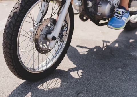 Motociclista morre ao colidir com poste na Av. Brasil na Compensa