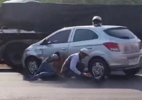 Motociclista e passageiro ficam feridos em acidente em avenida de Manaus; vídeo