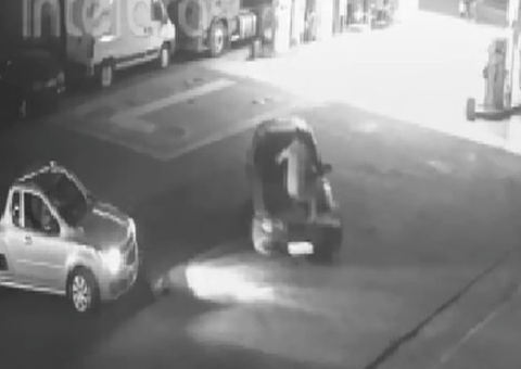 Frentista se joga em capô de carro para tentar impedir furto; Veja vídeo