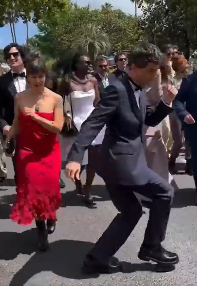 Wagner Moura e elenco de "O Agente Secreto" dançam frevo em Cannes