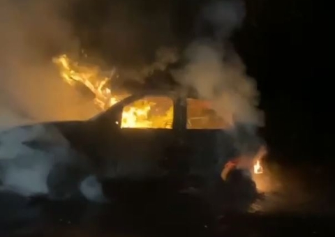 Carro é consumido em incêndio na BR-174; veja vídeo