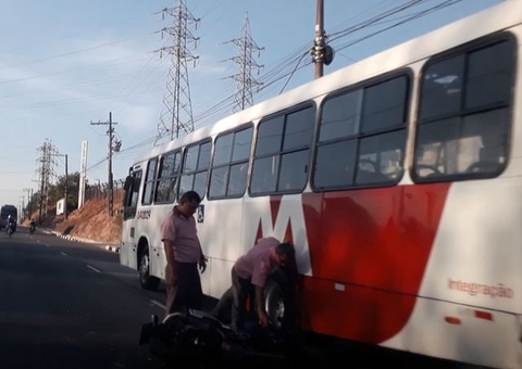 Moto vai parar debaixo de ônibus durante acidente na Av. das Torres