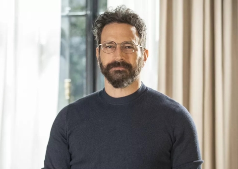 Caco Ciocler descobriu que perdeu papel importante na Globo por não estar bonito