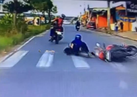 Motocicletas colidem no meio de avenida em Manaus, veja vídeo