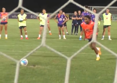 Seleção feminina faz treino aberto antes de enfrentar a Jamaica em Recife