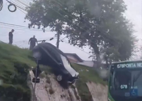 Vídeo: Carro fica pendurado em paredão durante acidente no Dom Pedro