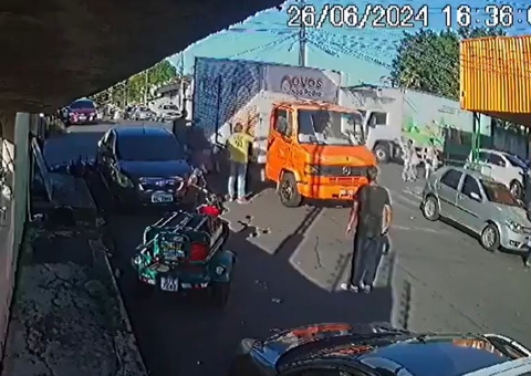 Vídeo mostra momento em que moto com família atinge caminhão no Petrópolis