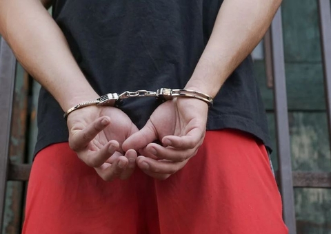 Dupla é presa após assaltar comércio e ameaçar vítima com pistola no Amazonas