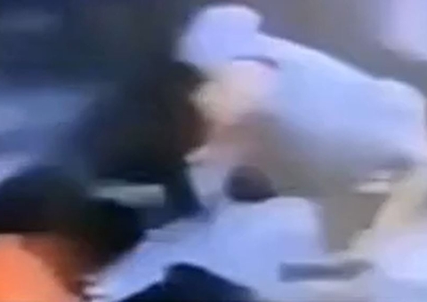 Homem é arremessado contra teto durante queda de elevador, veja vídeo