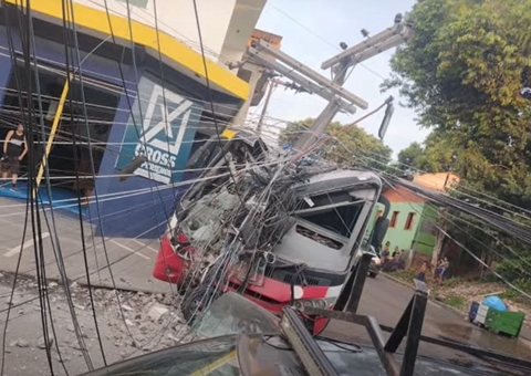 Desgovernado, ônibus com 30 estudantes atinge poste em acidente no Amazonas