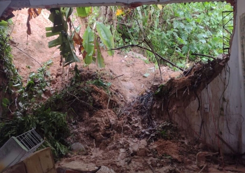 Barranco desliza e destrói parte de casa onde mora criança especial em Manaus