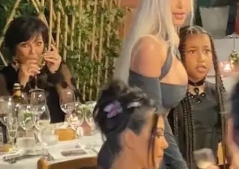 Kardashians chegam a Itália para casamento de Kourtney com Travis Barker