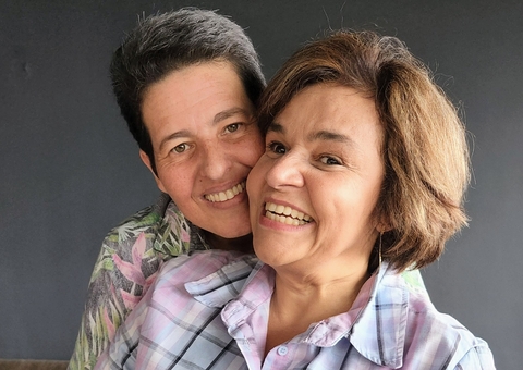 Claudia Rodrigues e Adriane Bonato postam vídeo de beijo no 1º Dia dos Namorados juntas