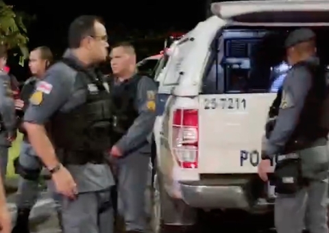 Criminosos capotam carro roubado durante fuga em Manaus