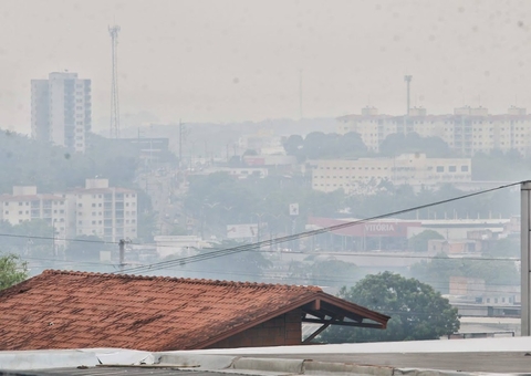 Fumaça se intensifica e Manaus amanhece com ar irrespirável neste sábado