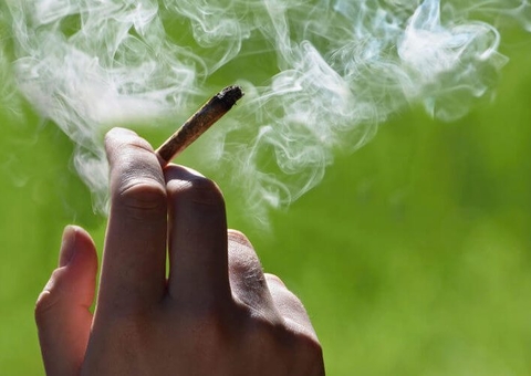 Mulher que guardou maconha no armário do trabalho tem justa causa cancelada