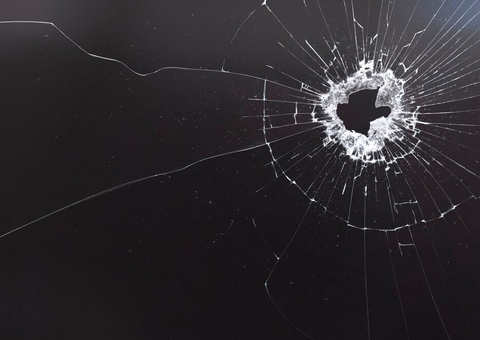 Polícia "caça" criminosos que atiraram em criança e jovem durante guerra de facções em Iranduba