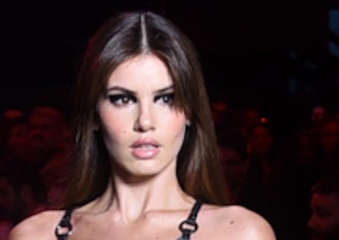 Camila Queiroz enlouquece internautas com desfile no SPFW