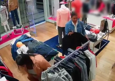 Mulher furta jaqueta de R$ 1.300 e esconde entre as pernas; Vídeo