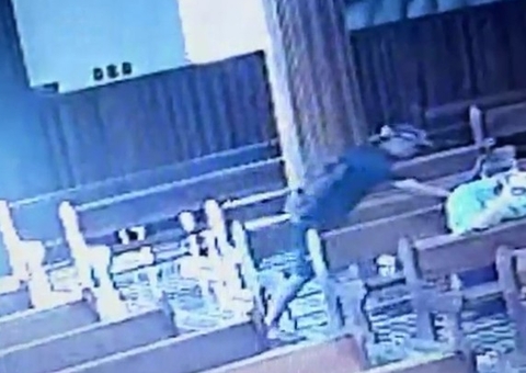 Câmera flagra homem furtando bolsa de fiel na igreja enquanto ela rezava 