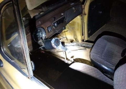 Homem embriagado quase causa acidente ao dirigir em fusca sem volante