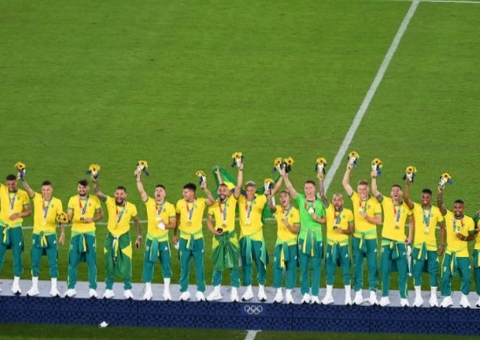 Sem agasalho, seleção esconde patrocinador do COB e causa problema