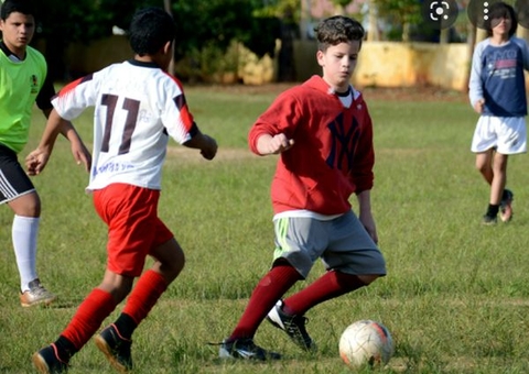 Entidade que define regras do futebol estuda proibir cabeçadas em jogos de crianças