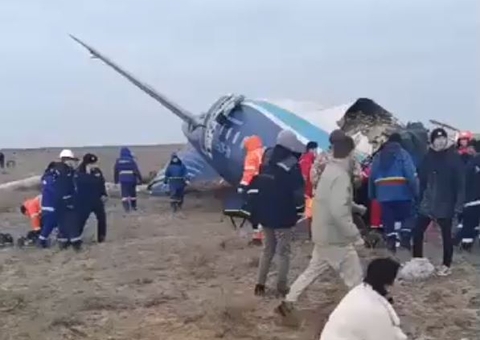 Avião fabricado pela Embraer cai com quase 70 pessoas no Cazaquistão