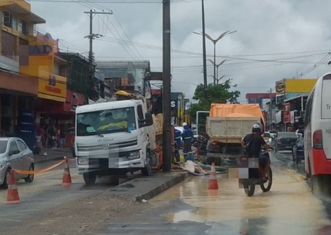 Vazamento de água e obra de reparo deixam trânsito complicado na Av. Cosme Ferreira